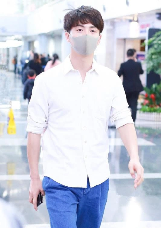 "白衬衫男神"马天宇的穿搭指南,白衬衫搭牛仔裤,清爽又自然