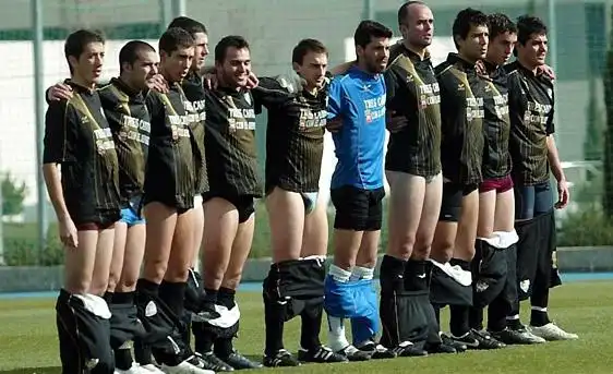 西球员四个月不开工资拍裸照 一周前球场上脱短裤(图)