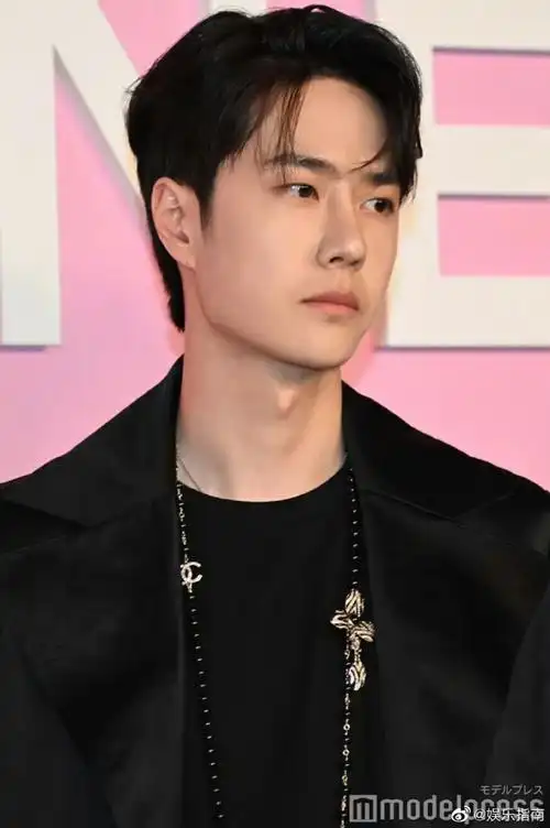 王一博侧颜下颌线