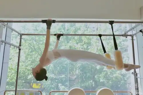 张韶涵晒健身照秀空中一字马动作矫健