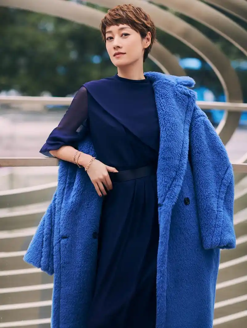 马伊琍针织裙里套长裤太显肚子,多亏气质来救场,一般人别这么穿