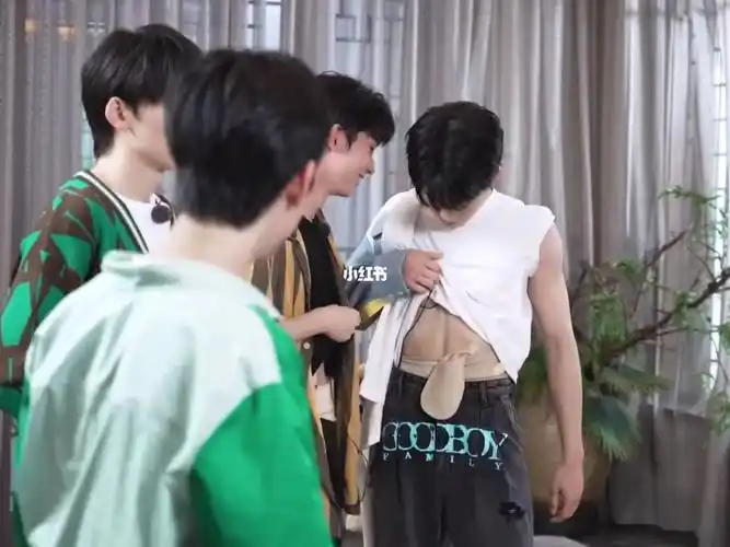 光轮中戏1932露腹肌