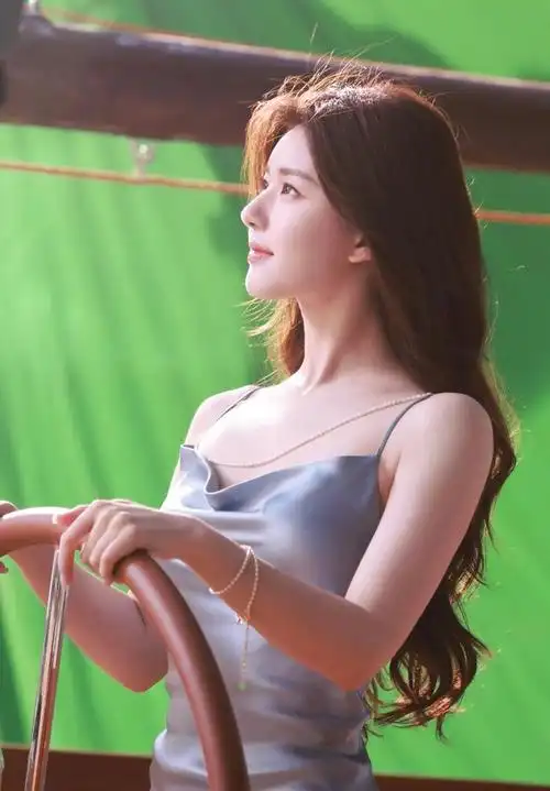 赵露思最新广告大片花絮图,仪态怎么样?