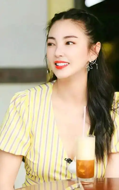 张雨绮高清写真美照娇俏可人曼妙身姿更显漂亮