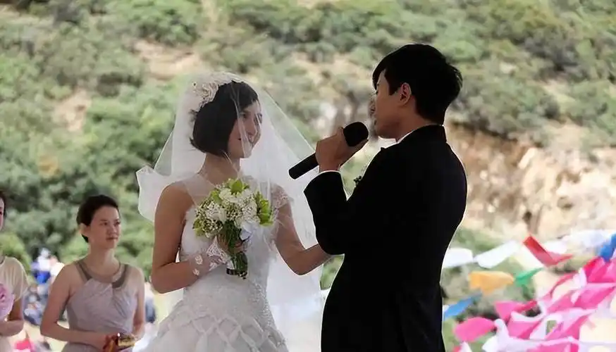 婚礼上,谢娜在张杰的深情告白中泪眼婆娑,她的眼泪仿佛诉说着两人多年