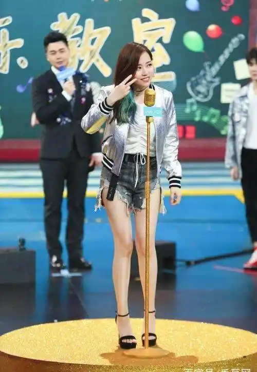 张靓颖生活照像大妈丑哭,舞台照却光彩照人美呆,网友都有意见了_低调