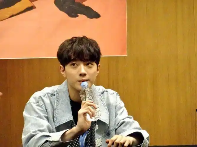 赖冠霖发超甜可爱自拍照引起网友关注的居然是自拍角度