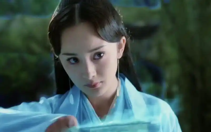 "青丘女帝白浅,万万年第一绝色,四海八荒都得尊称一声姑姑"