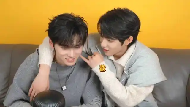 刘耀文用小指戳宋亚轩脸