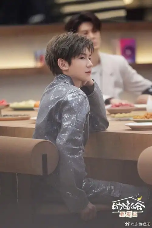 时光音乐会上,王源弟弟一直老老实实地看着哥哥姐姐们说话,别人吃饭他