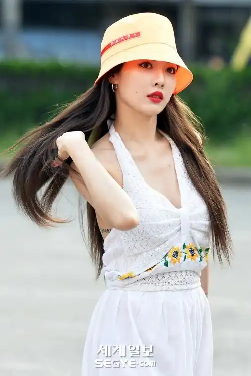 组图:泫雅一改性感风穿洁白连衣裙 披肩长发撩起美背白嫩