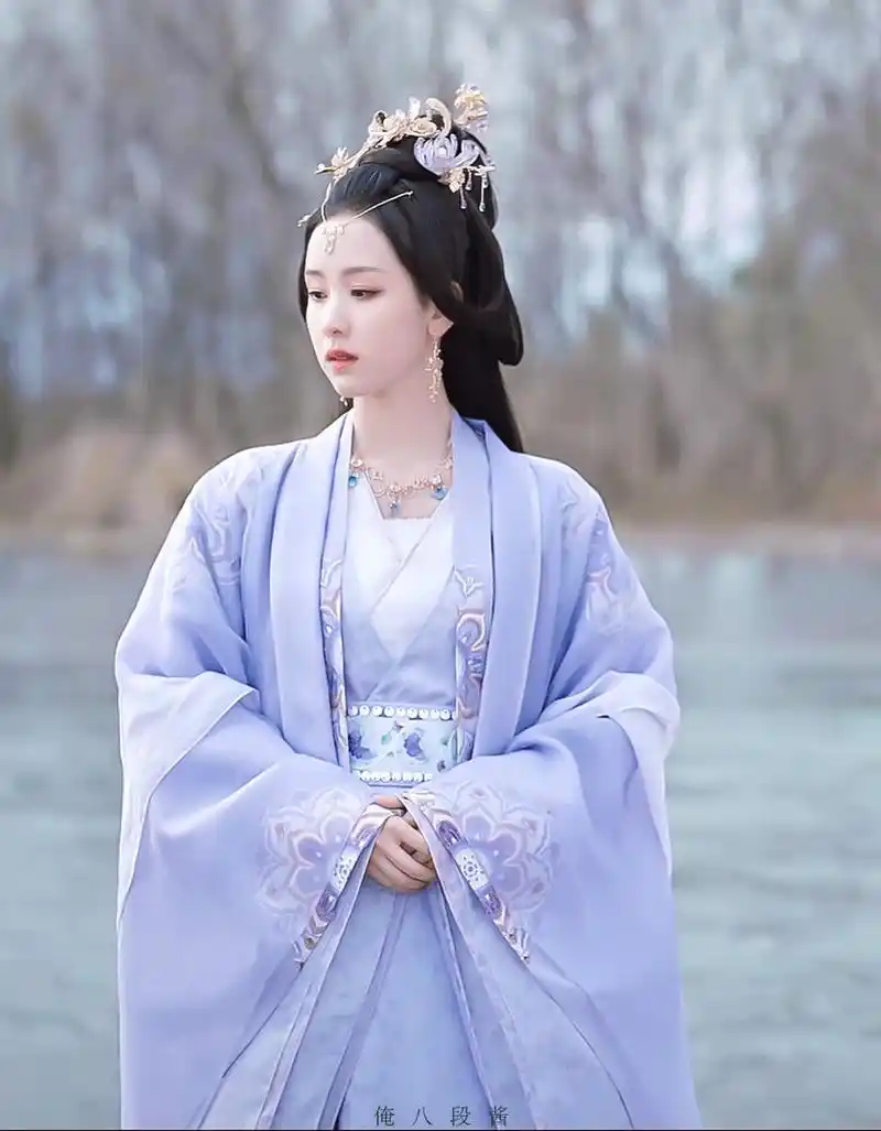 叶冰裳这套造型好美,很有气质,陈都灵很适合古装,想看她演个白切黑的