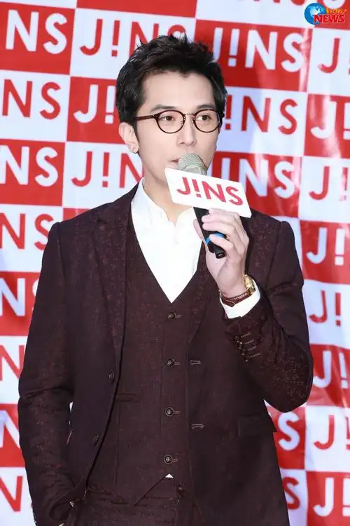 眼镜就是自拍神器 邱泽与粉丝亲密大玩连拍