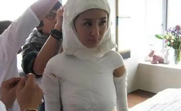 杨幂旧照曝光木乃伊造型吸睛身材凹凸有致依旧美艳十足