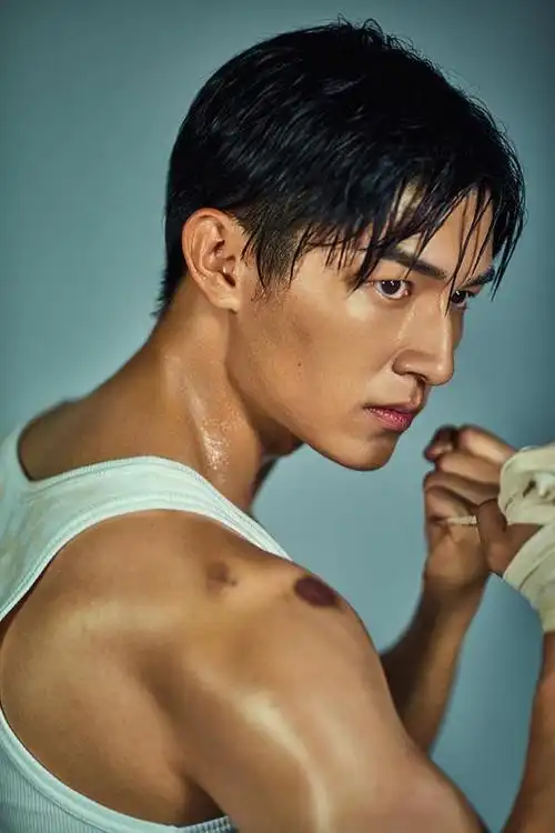 杨旭文曝光最新写真眼神坚毅荷尔蒙爆棚