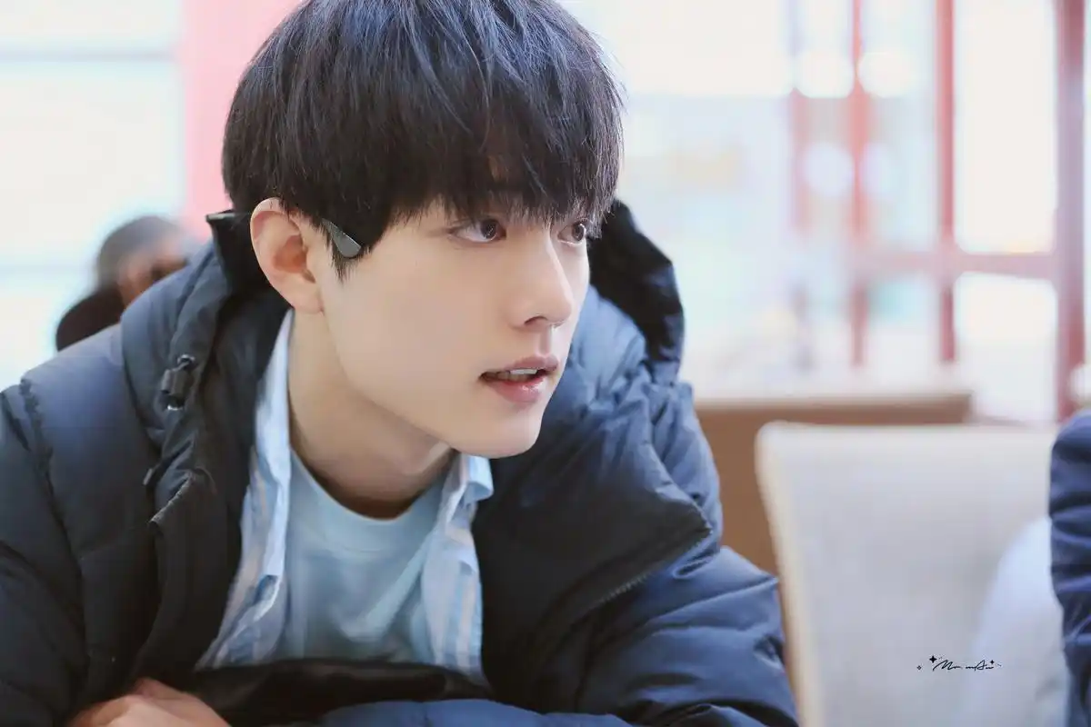 在飞机场,被小飞侠乱说不下个雨刮个风什么的,肖战说不要乌鸦嘴,结果