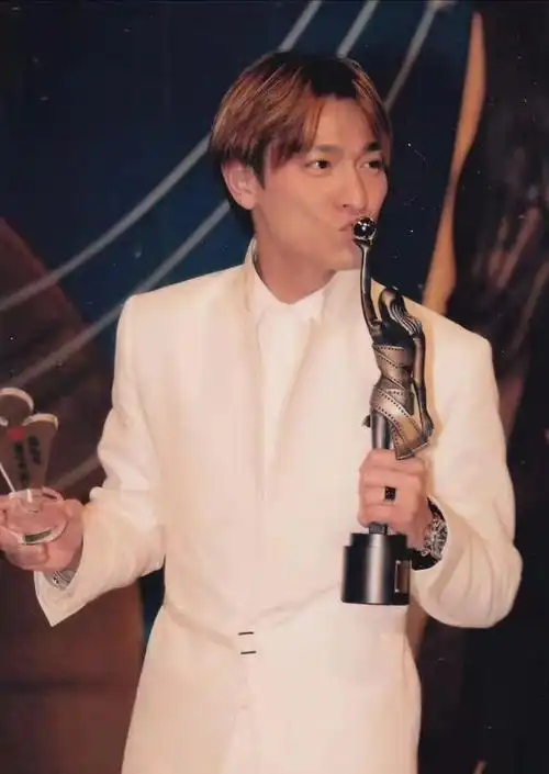 赵雅芝的母亲对黄汉伟很是看好,要不然也不会介绍给自家女儿了.