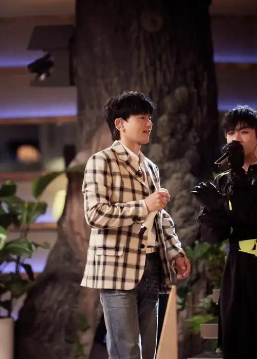 张杰工作室视频拍的比照片好看