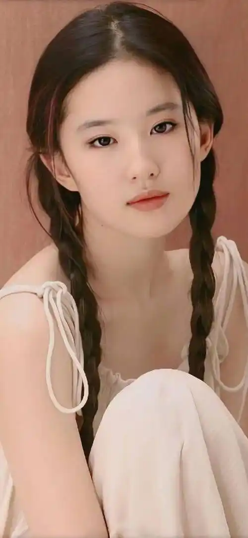 原创刘亦菲也有驾驭不了的发型赫本的刘海在她头顶感觉不太搭调