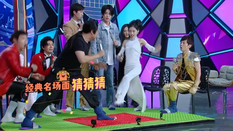 张碧晨做客快本穿紧身礼服曲线抢镜谢娜也挺孕肚回归