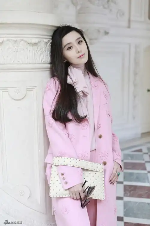 当天,范冰冰身着粉色雏菊刺绣套装,浪漫的樱花粉与衣服上的小雏菊清新