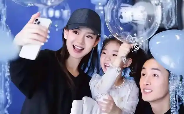 染粉色发尾好酷|乐器|李承铉|大长腿|动画产业公司|lucky(迷你专辑)