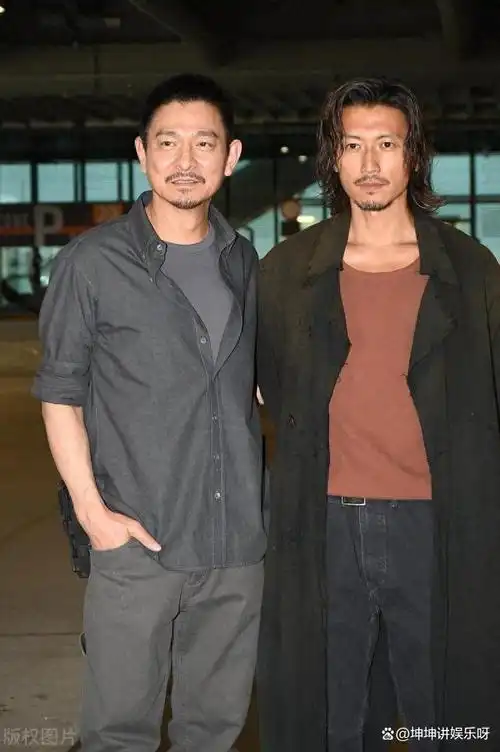 刘德华怎么也想不到,当年随口亲的婴儿,居然差点把他踢下神坛