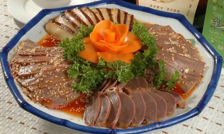 家常菜 凉菜拼盘简单花样图片  冷盘菜的装盘,是莱肴烹制后在形态上