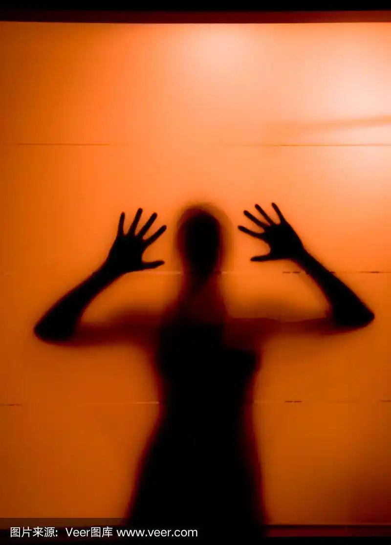 在磨砂玻璃后面的年轻女人