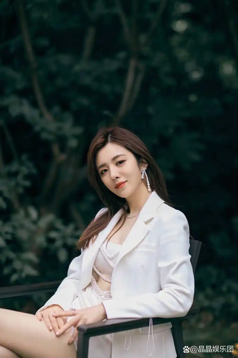 王晓晨醉酒路边抽烟, 网友:她一向挺低调的.