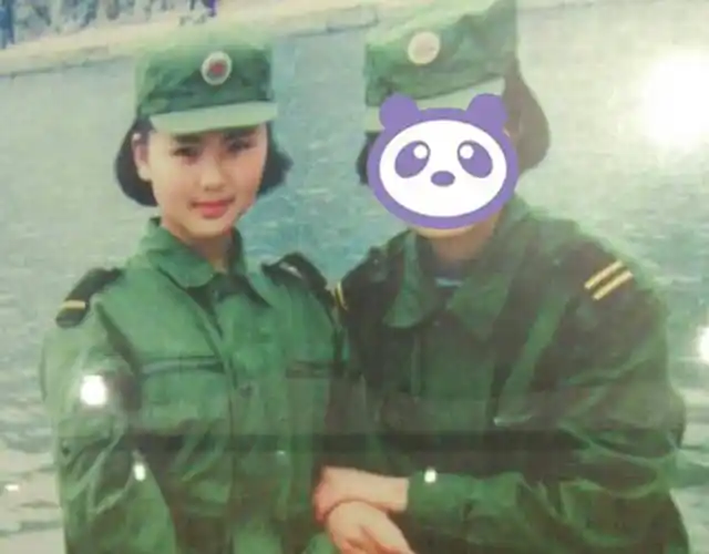 而早年当兵那会儿的刘涛除了看着胖嘟嘟的样子,更多的还是青涩.