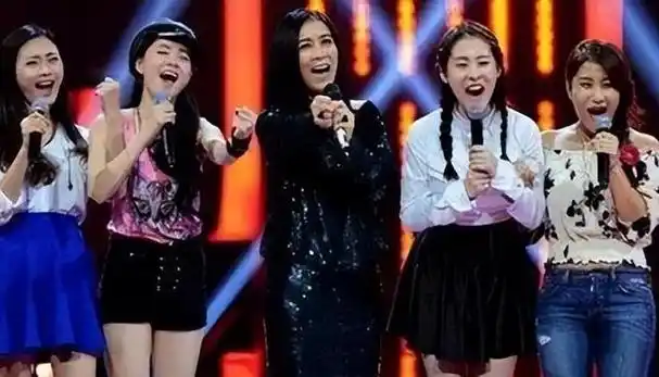 左边是第二2014年,李嘉格在参与电视剧《中国好声音第三季》后遗憾地