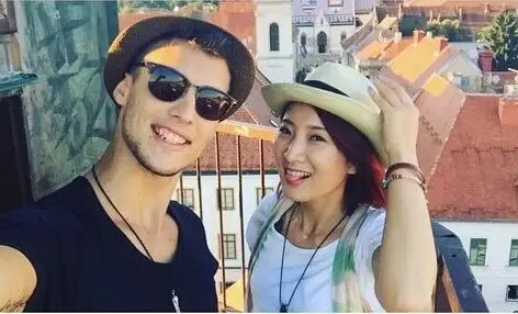 近日,一组许婧与男友亲密照曝光,照片中她心情大好与男友搂搂抱抱.