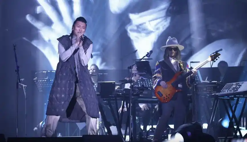 原创谢霆锋回香港演出情绪激昂以长发登场有型有款狄波拉现身捧场