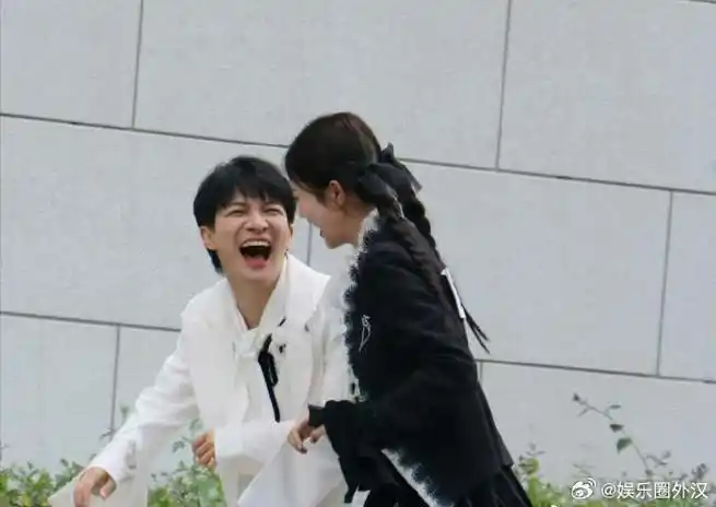 白鹿被周深感动##周深发微信安慰白鹿##白鹿露肩裙