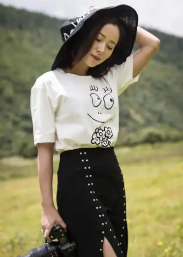 江一燕裙子也太短了吧!想不到她也有性感的一面,网友:气质非凡