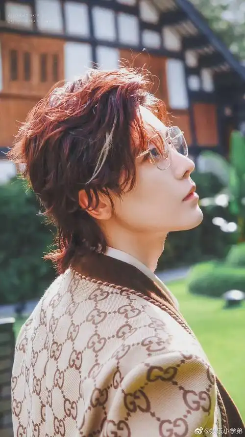 侯明昊复古雅痞眼镜造型