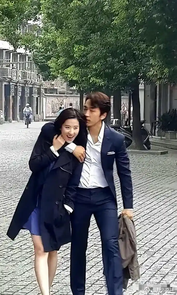 刘亦菲和宋承宪真的很般配,那时候应该是她笑得最开心最幸福的时间吧