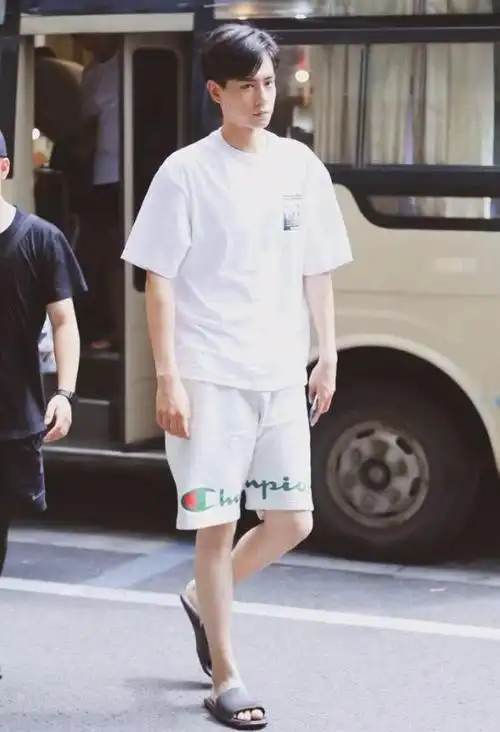 胡一天出门太着急?穿"女式拖鞋"现身,脚后跟都踩到地上了!_网易订阅