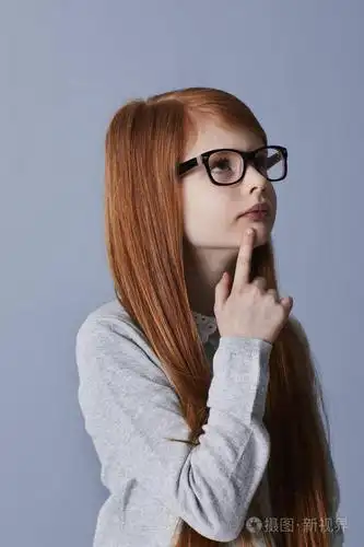 戴眼镜的红发沉思的女孩肖像