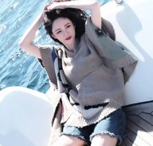 原创44岁陈乔恩终于不藏了穿白色连衣裙凸显傲人身材