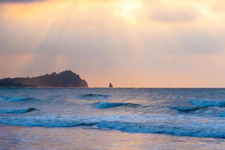 清晨海边的耶稣光 - seawallow - 图虫