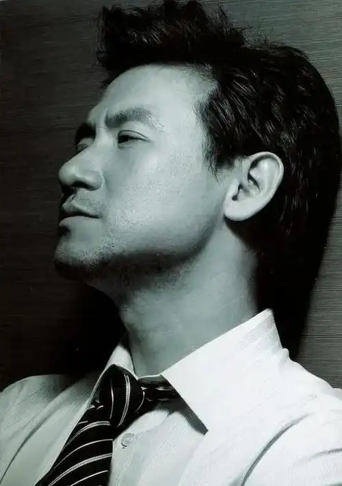 但其实,张学友五官非常周正,且越看越好看,属于耐看型帅哥.