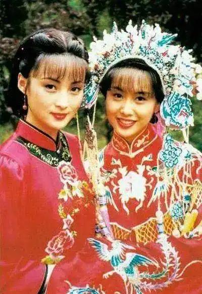 1998年,蒋勤勤在琼瑶剧《苍天有泪》里,饰演萧家长女萧雨凤,与朱茵所