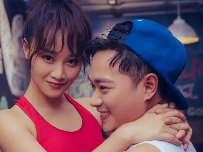 曹骏蓝盈莹情侣健身运动风