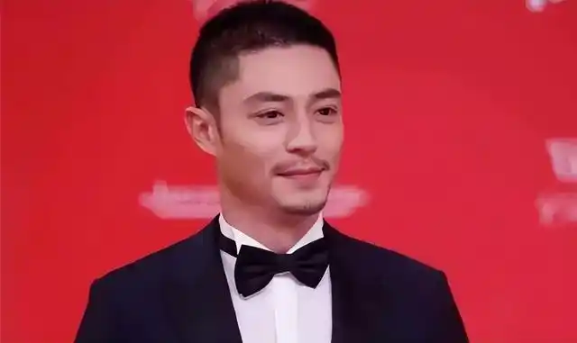 霍建华的短发造型大概都是拍了《如懿传》之后的一段时间内完成的,好