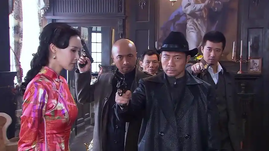 双雄:冷小曼藏在暗室,没想到对方看到茉莉花,就知道她藏在屋里