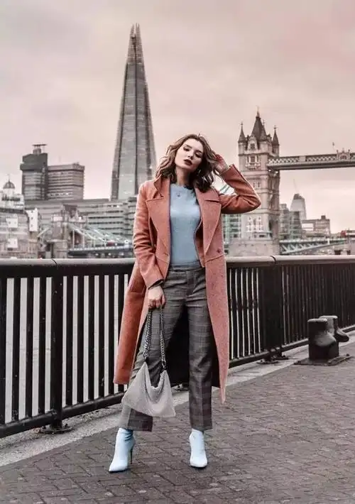 豆沙色的大衣搭配了灰蓝色的毛衣和靴子,走在大街上格外显眼,吸睛指数