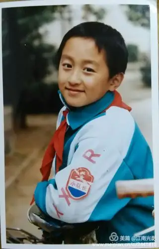 这是阳阳当年身着人民小学的校服,还是小队长.