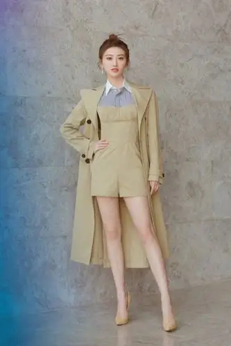 酷炫女总裁景甜 逆天大长腿秀三种姿势 网友却喜欢这个美胸照!